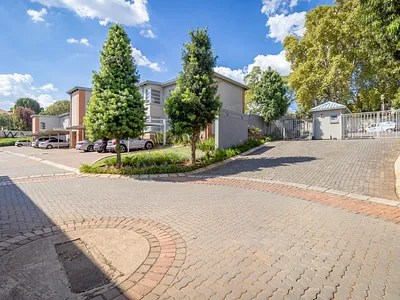 2 Bedroom Apartment For Sale in Westcliff, Johannesburg - mH4t.webp