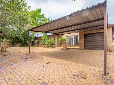 4 Bedroom House For Sale in Rensburg, Heidelberg - 6d7i.webp