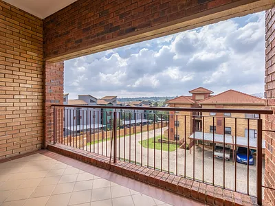2 Bedroom Apartment For Sale in Roodepoort - 4vkj.webp