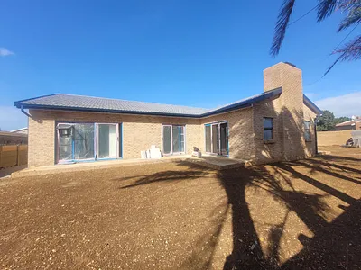 4 Bedroom House For Sale in Jeffreys Bay - e3xN.webp