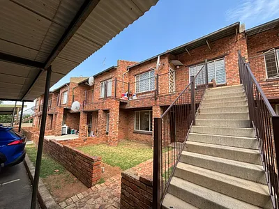 2 Bedroom Apartment For Sale in Roodepoort - Uxk8.webp