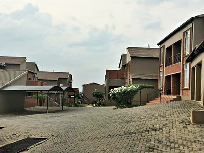 2 Bedroom Apartment For Sale in Roodepoort - 5XoI.webp