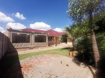3 Bedroom House To Rent in Roodepoort - SKW1.webp