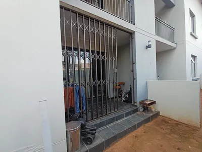 2 Bedroom Apartment For Sale in Roodepoort - 4Y7h.webp