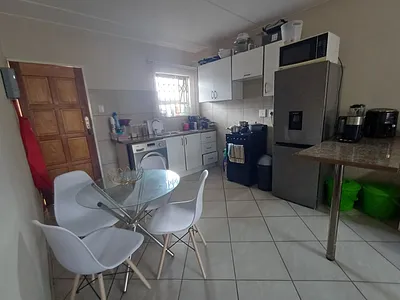 2 Bedroom Apartment For Sale in Roodepoort - uxC7.webp