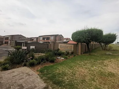 2 Bedroom Apartment For Sale in Roodepoort - mw49.webp