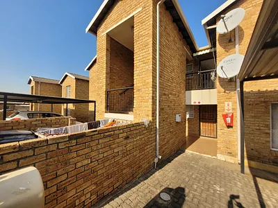 2 Bedroom Apartment For Sale in Roodepoort - Z7cx.webp