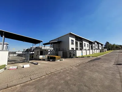 2 Bedroom Apartment For Sale in Roodepoort - eW0W.webp