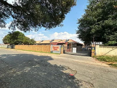 2 Bedroom Apartment For Sale in Roodepoort - v2QI.webp