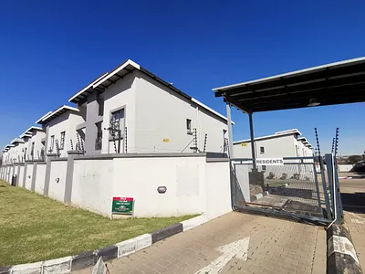 2 Bedroom Apartment For Sale in Roodepoort - gYzv.webp