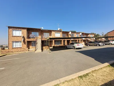 2 Bedroom Apartment For Sale in Roodepoort - xwjZ.webp