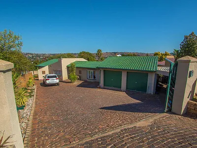 3 Bedroom House For Sale in Roodepoort - WdGU.webp