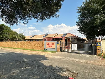 2 Bedroom Apartment For Sale in Roodepoort - boJl.webp