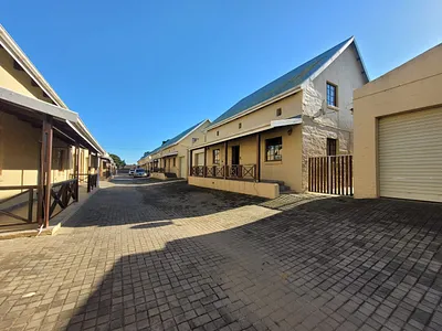 3 Bedroom Townhouse To Rent in Humansdorp - img