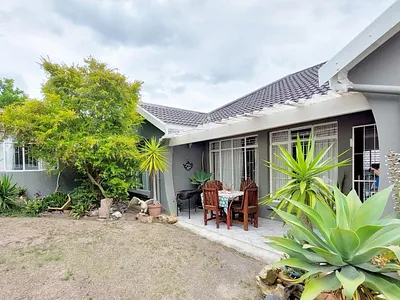 4 Bedroom House For Sale in Jeffreys Bay - img