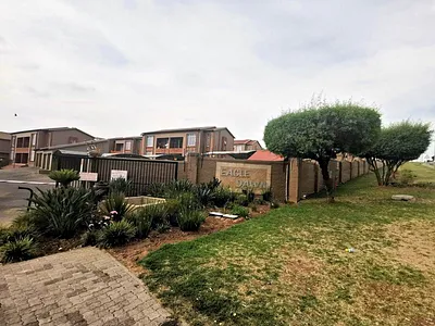 2 Bedroom Apartment For Sale in Roodepoort - PVzm.webp