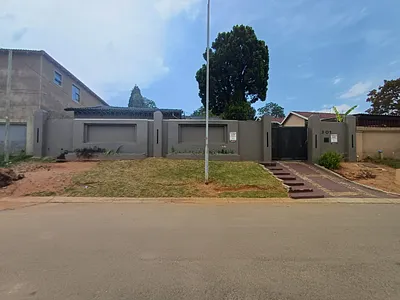 4 Bedroom House For Sale in Roodepoort - ipwA.webp
