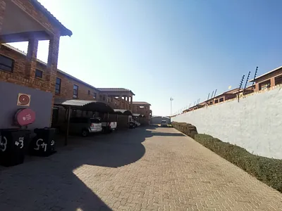 2 Bedroom Apartment For Sale in Roodepoort - 5Nl7.webp