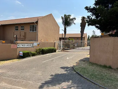 3 Bedroom Apartment For Sale in Roodepoort - 0Rpx.webp