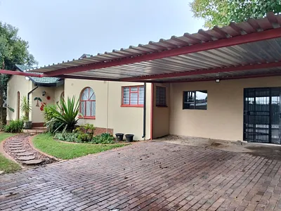 6 Bedroom House For Sale in Kempton Park - img