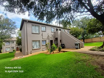2 Bedroom Townhouse For Sale in Roodepoort - UqbX.webp