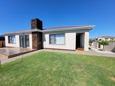 3 Bedroom House To Rent in Jeffreys Bay - 7QBh.webp