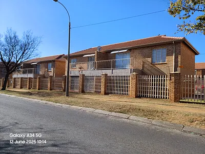 2 Bedroom Apartment For Sale in Helikonpark, Randfontein - 4R2I.webp