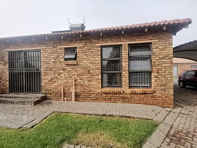 2 Bedroom Apartment To Rent in Roodepoort - 0vdS.webp