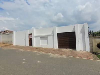 2 Bedroom House To Rent in Roodepoort - tqWW.webp