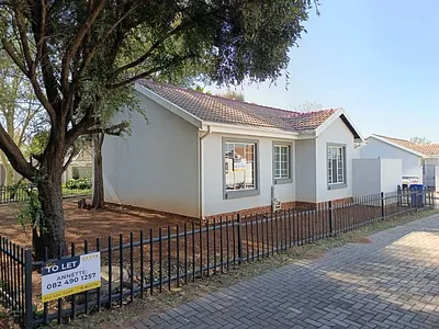 3 Bedroom Townhouse To Rent in Hartebeeshoek, Akasia - img