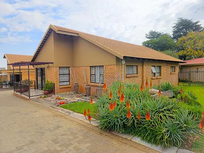 2 Bedroom Townhouse For Sale in Bloemfontein - MhaO.webp
