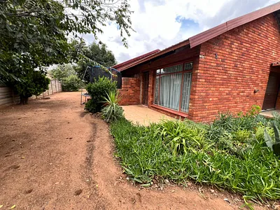 3 Bedroom House For Sale in Bloemfontein - TNf7.webp
