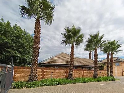 2 Bedroom Townhouse For Sale in Bloemfontein - lxuU.webp