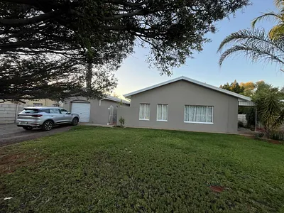 5 Bedroom House For Sale in Upington - HU7g.webp
