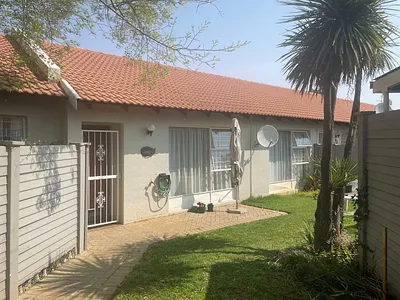 2 Bedroom Townhouse For Sale in Bloemfontein - y4pt.webp