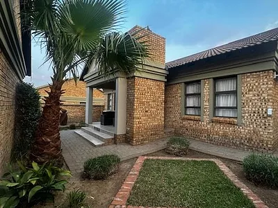 3 Bedroom Townhouse For Sale in Bloemfontein - Od2N.webp