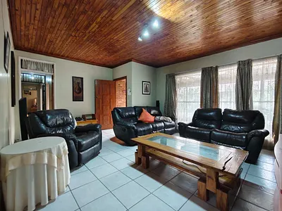 4 Bedroom House For Sale in Bloemfontein - zIXf.webp