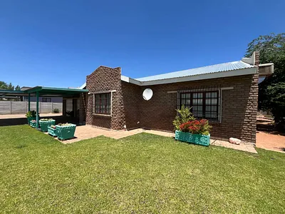 3 Bedroom House For Sale in Upington - 161M.webp