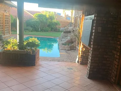 4 Bedroom House For Sale in Kimberley - Xm8O.webp