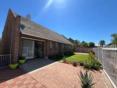 2 Bedroom Townhouse For Sale in Upington - img