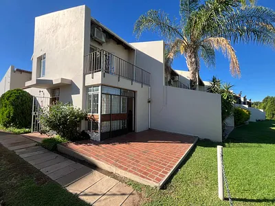 2 Bedroom Townhouse For Sale in Upington - h5Za.webp