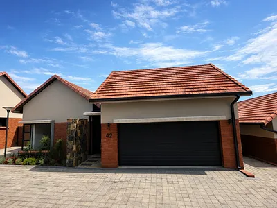2 Bedroom Townhouse For Sale in Bloemfontein - 5EMw.webp
