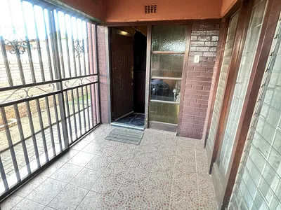2 Bedroom House To Rent in Soweto - AeOo.webp
