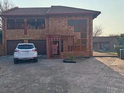 5 Bedroom House For Sale in Benoni - OAxk.webp