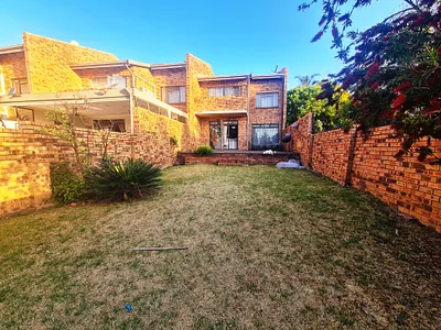 4 Bedroom Townhouse For Sale in Johannesburg - RqGS.webp