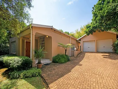 3 Bedroom House For Sale in Bedfordview - uqM9.webp
