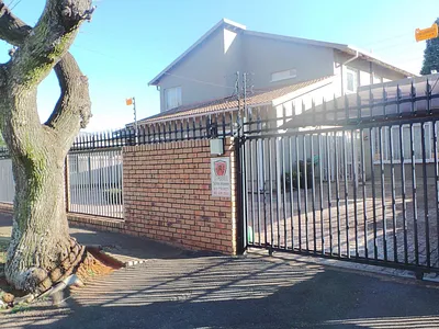 5 Bedroom House For Sale in Germiston - W73k.webp