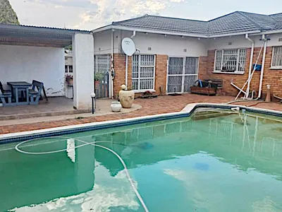 4 Bedroom House For Sale in Germiston - CHO0.webp