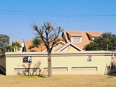 4 Bedroom House For Sale in Germiston - VZV7.webp
