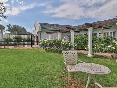 4 Bedroom House For Sale in Bedfordview - s2X3.webp